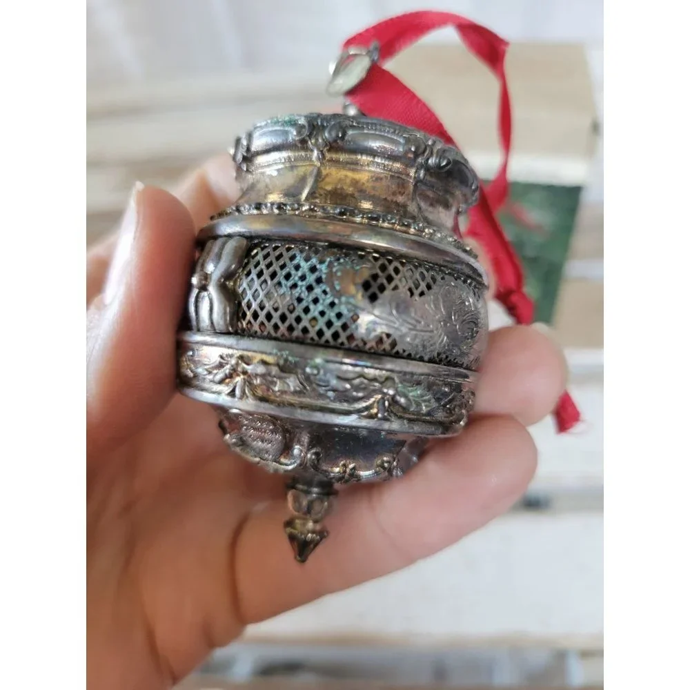 Hallmark silver stars Holly world‎ collection ornament as is